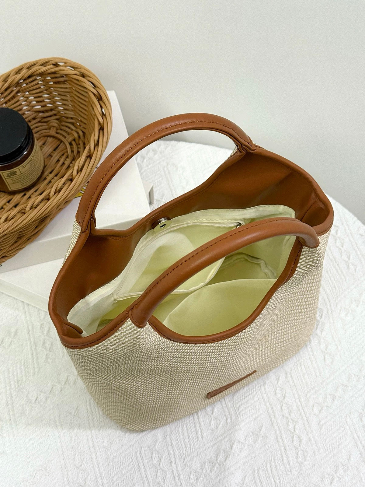 M064 woman handbag