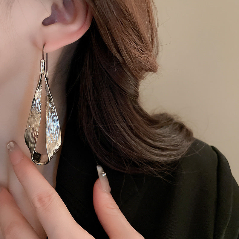M320Exaggerated earrings