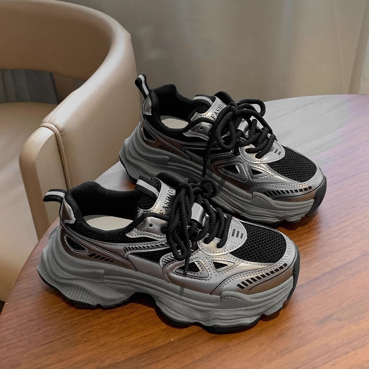 T040 Sports shoes